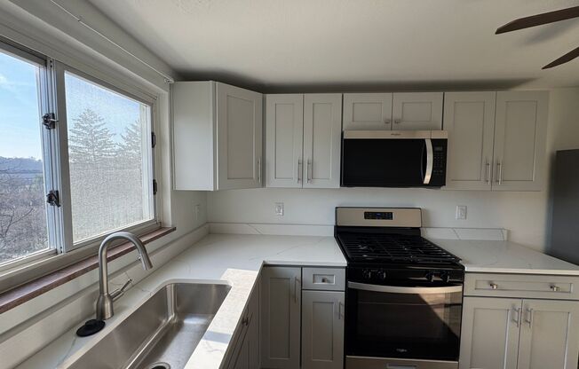 Available NOW!! 3 Beds 1.5 Bath Home