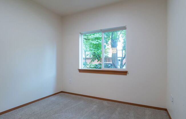 3 beds, 2 baths, $2,400, Unit 102