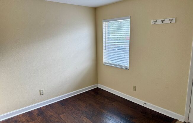 2/1.5 Townhome located in Tampa with Private Parking Spot