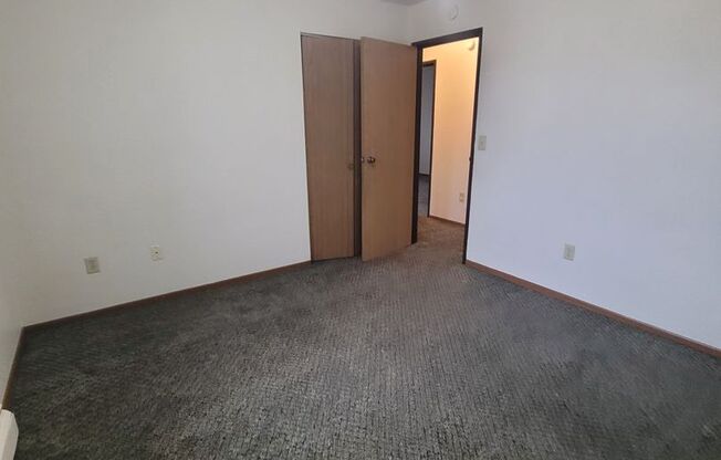 3 beds, 1 bath, 1,000 sqft, $955, Unit 302