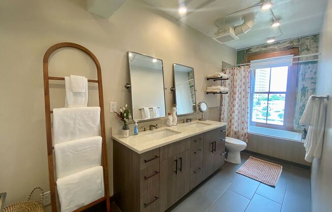 1 bed, 1 bath, 675 sqft, $1,800, Unit 219 N ALAMO #402