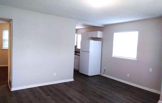 3 beds, 1 bath, 775 sqft, $850, Unit 415-17 Winfield-415 Winfield