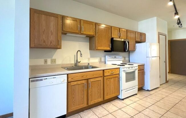 1 bed, 1 bath, 590 sqft, $1,300, Unit 221