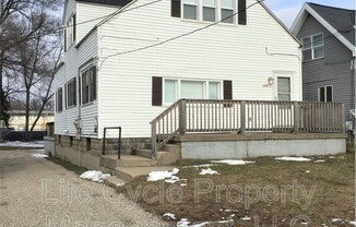 549 32 ST SE