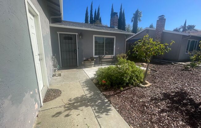 2 beds, 1 bath, $2,500