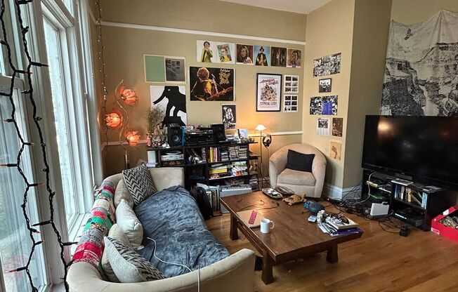 1037 W NEWPORT