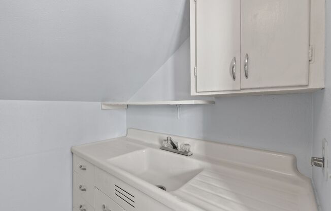 Studio, 1 bath, 420 sqft, $895, Unit 2