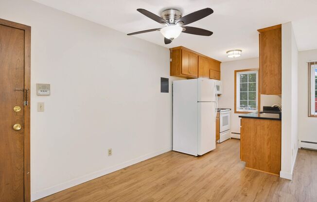 2 beds, 1 bath, $1,300, Unit 11