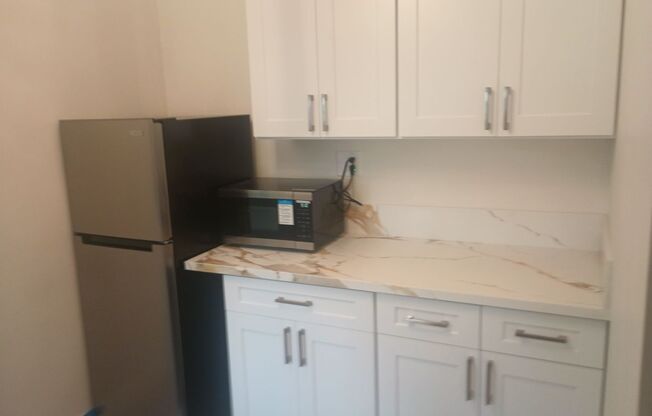 Studio, 1 bath, 300 sqft, $1,500, Unit 32