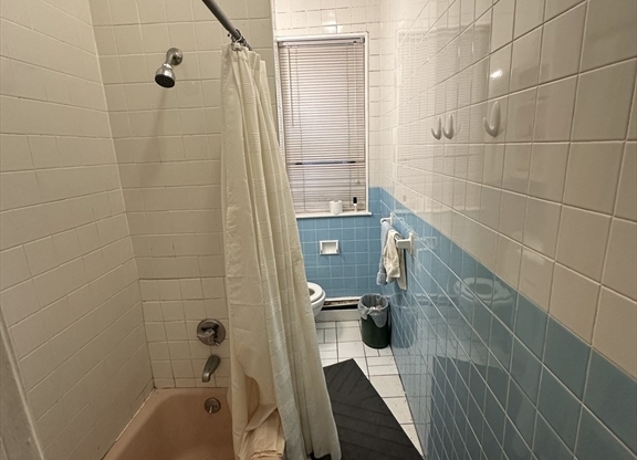 3 beds, 1 bath, 800 sqft, $3,650, Unit 2