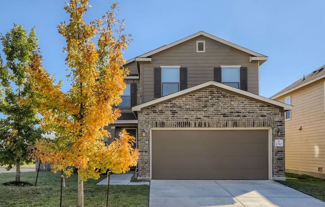 3 Bed/2.5 Bathroom~ Multiple Living Spaces~ Located near Lackland AFB!