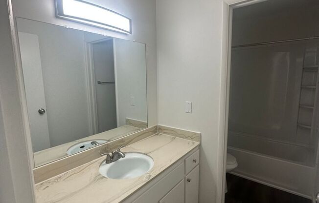 2 beds, 1 bath, 905 sqft, $1,300, Unit 5492-C