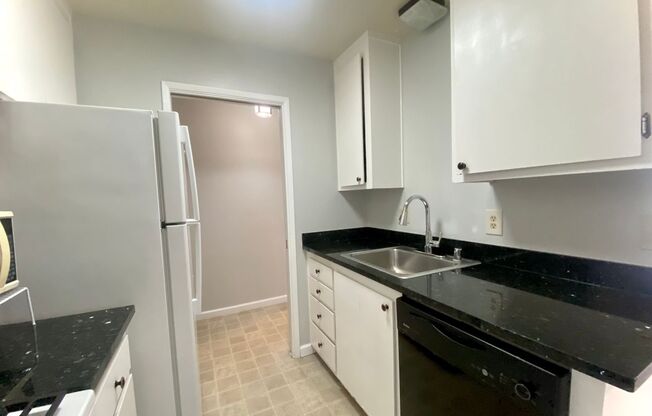Cozy 1-bedroom Condo for Rent- Parkmont!