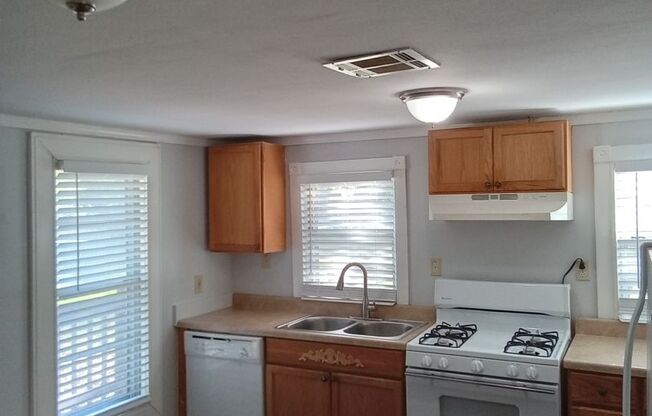 3 beds, 2 baths, $1,100