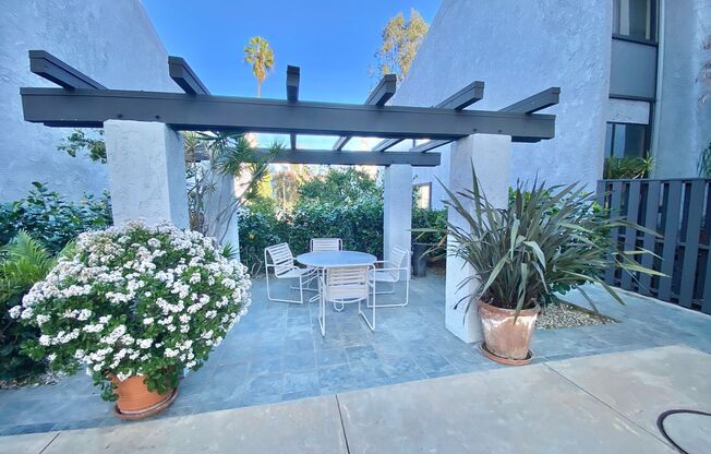 Open Sun 6/2  2-3:30pm   2 bed and loft townhome near Century City.  Over 1700 sq ft! Small pets ok