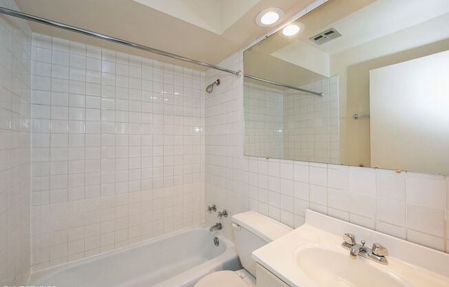 Studio, 1 bath, 400 sqft, $1,415, Unit 315