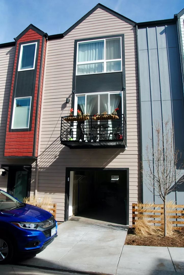 Lakewood Living Redefined: Stylish Three-Bedroom Townhome in West Line Village!