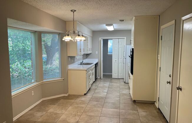 211 Turtle Creek Dr, Arlington TX 76010