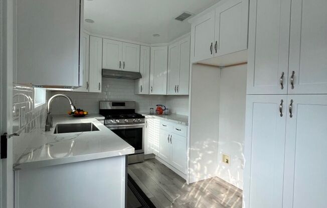 2BR ADU w/dishwasher, in-unit laundry + outdoor space!