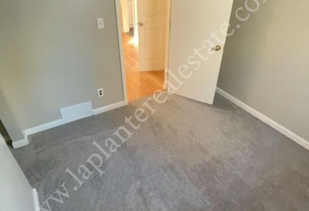 3 beds, 1 bath, 1,124 sqft, $850, Unit Upper