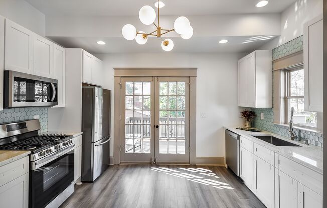 $400 Move In Special: Beautifully Updated Midtown Studio Apartment Walking Distance to Piedmont Park!