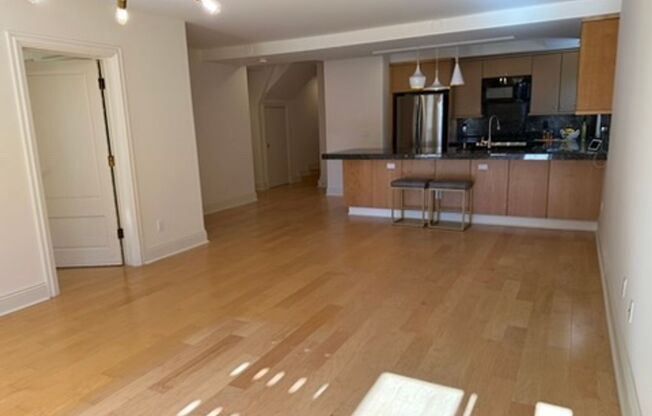 Epic REA- Serene 2 BR/1 BA Flat w/Private Deck & Yard in Lone Mountain