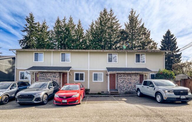 Updated and Well-Equipped 2 Bedroom 1.5 Bath Lynnwood Townhouse!