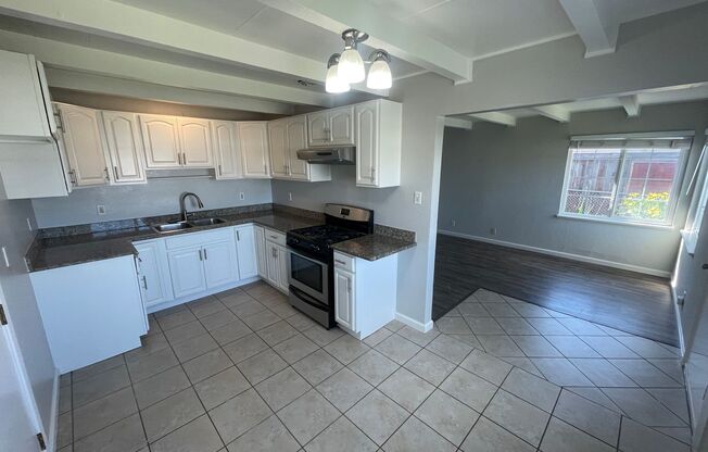 $2,790 – STUNNING 3 BEDROOM REMODELED HOME IN NEWARK