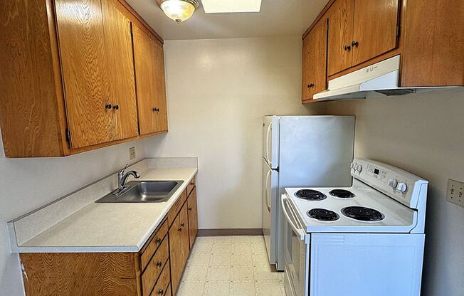 Great Location on South-End of Campus - Upper Floor Unit!