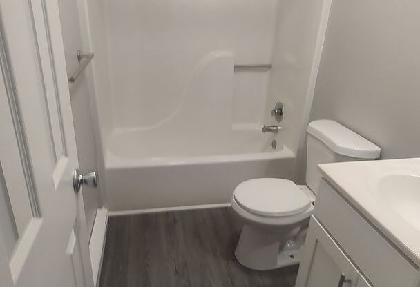 1 bed, 1 bath, 775 sqft, $970, Unit 107 - J