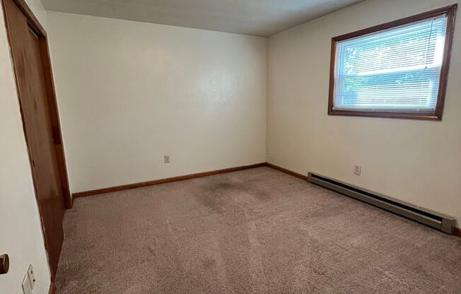 2 beds, 1 bath, 903 sqft, $1,170, Unit J-5