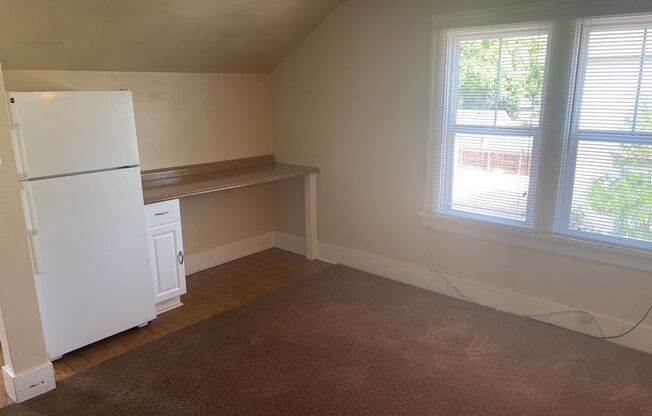 2 beds, 1 bath, 845 sqft, $1,130, Unit Up