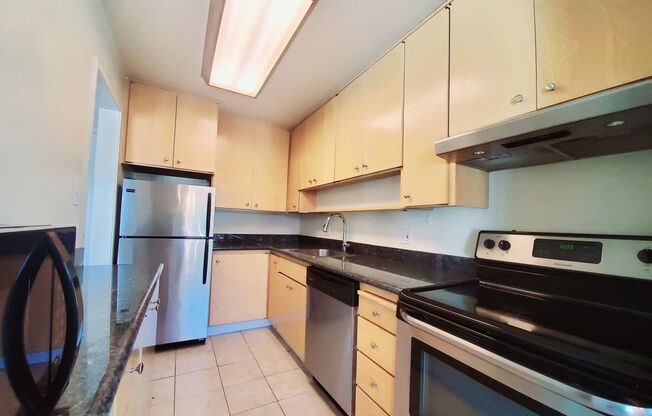 Top floor Woodlake unit with lake view