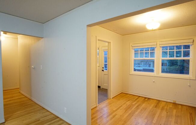 Mid-Century Modern: Nicely Renovated 1 Bed in Heart of NW!