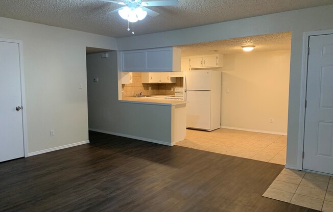 2 beds, 1 bath, 975 sqft, $895, Unit 999