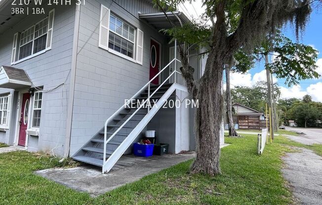 210 W 14 ST