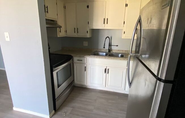 2 beds, 1 bath, 800 sqft, $785, Unit 32