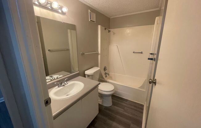 2 beds, 1 bath, 900 sqft, $1,275