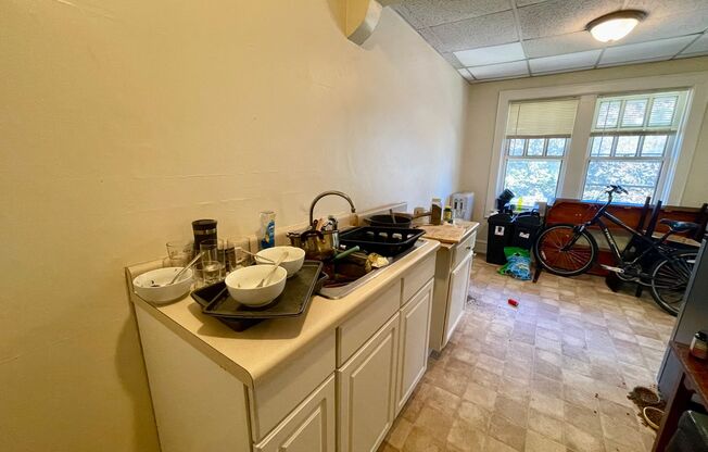 1 bed, 1 bath, $995, Unit 32