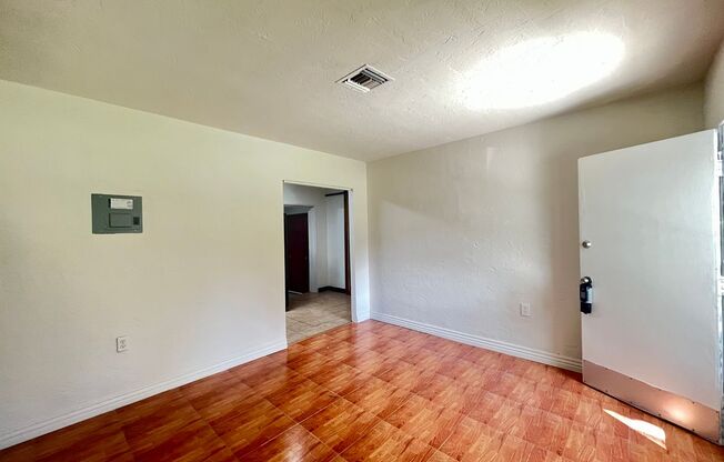 Affordable 1/2-duplex residence located in the desirable East Orlando area!