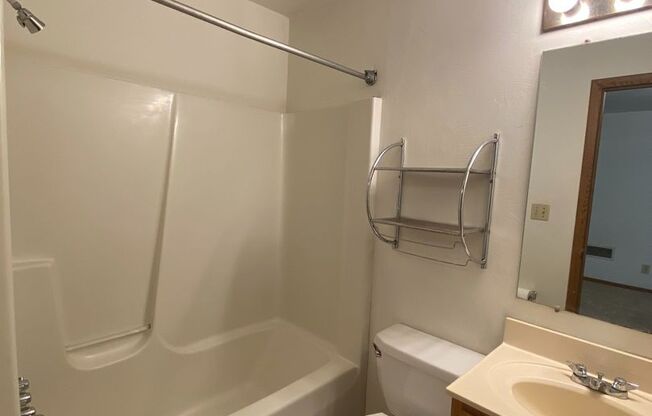 Spacious 1BR on Fifth Ave!! Ideal Oakland Location!!