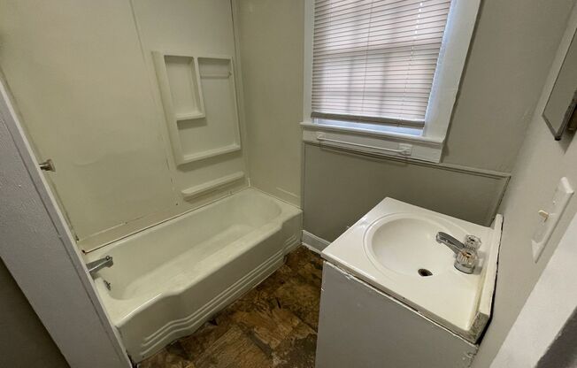 2 beds, 1 bath, $995