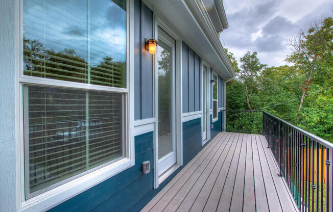 UT PRE-LEASE: 2014 Constructed 6 bed / 5 bath home - Top of the Line Finishes - Prime Location