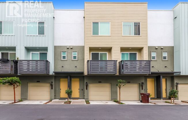 Modern Townhome in Gated West Oakland Community