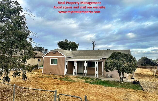 562 W. MATHENY AVE - 3 BEDROOM 2 BATH - TULARE