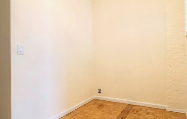 2 beds, 1 bath, $3,200, Unit 13