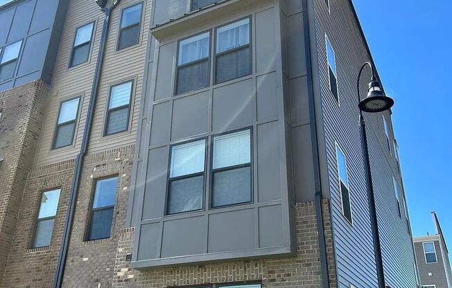 Stunning 3 Bed 2.5 Bath, Open Concept Townhouse