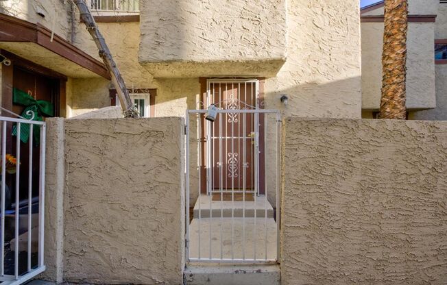 2 bedroom, 2 bath town house minutes from the Strip
