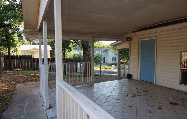 Plantation 3/2 in Trendy East Downtown Neighborhood  Fenced Yard  Huge Patio $2100