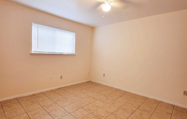 2 beds, 1 bath, $930, Unit 12